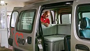 Das Bild zeigt ein Auto von Essen von Rädern, das gerade zur Auslieferung beladen wird