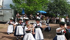 Das Bild zeigt ihre Kinder in Tracht